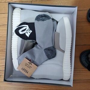 Ua Adidas 750 yeezy sneakers